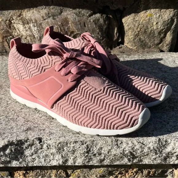 Women’s Ugg Willows Sneakers in Mauve Pink (7) - Picture 5 of 10